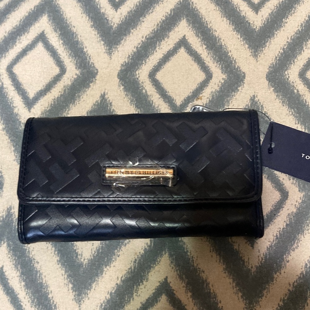 Tommy Hilfiger Textured Wallet NWT 🌸‎